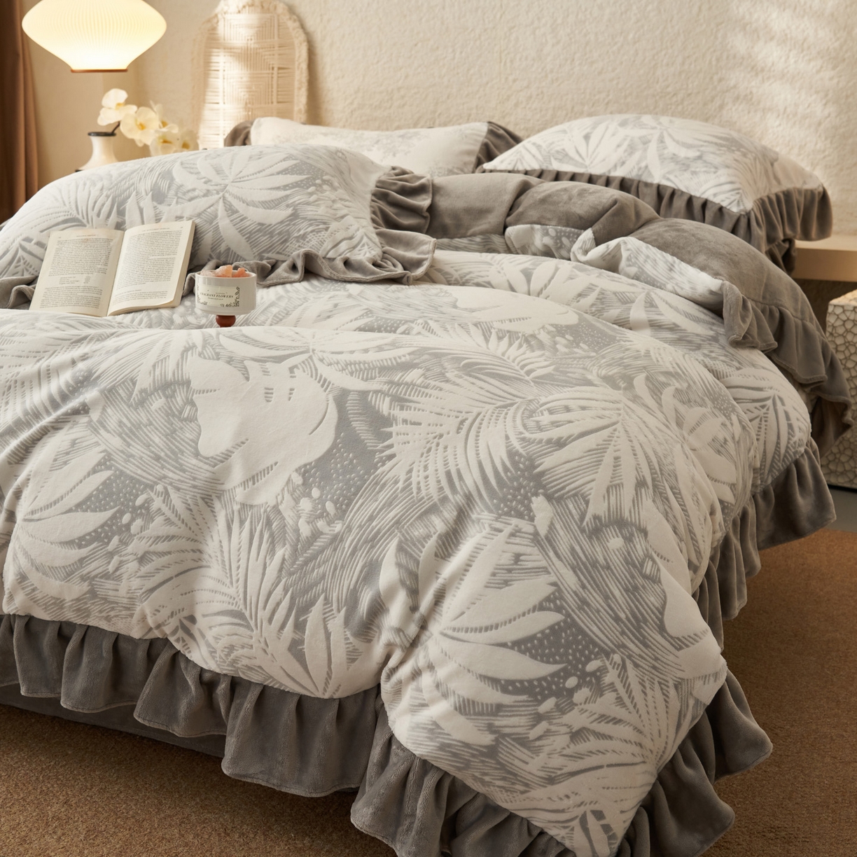 91家纺网 家纺一手货源 找家纺 早晨家纺 2025新款高克重牛奶绒烂花四件套 叶语灰