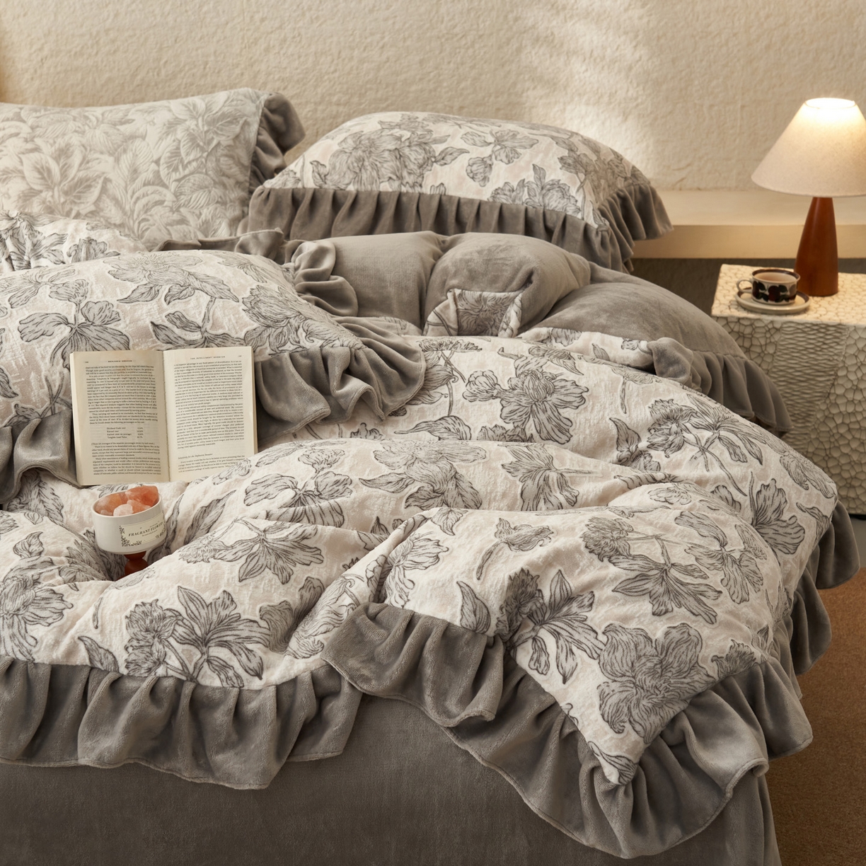 91家纺网 家纺一手货源 找家纺 早晨家纺 2025新款高克重牛奶绒烂花四件套 素花漫庭