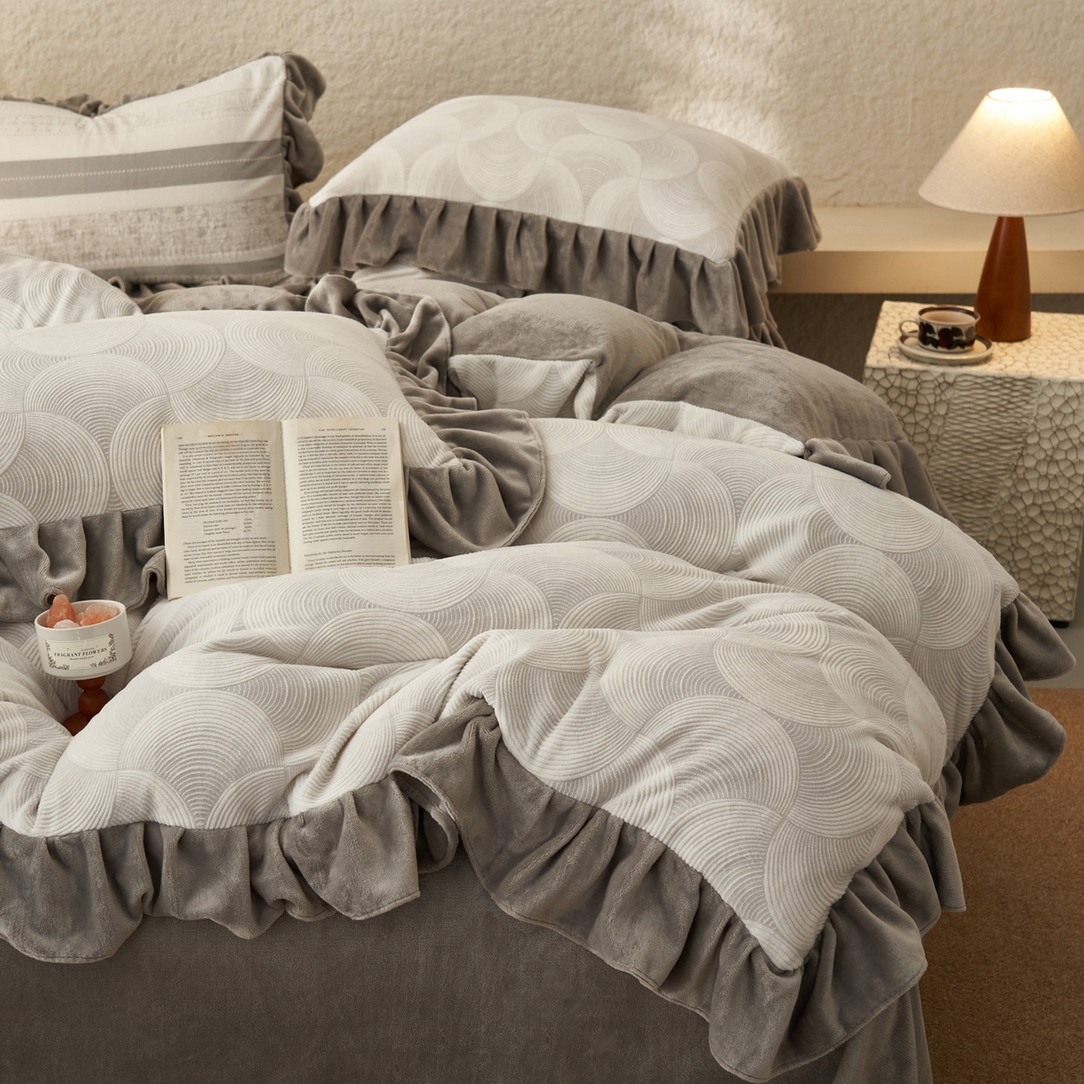 91家纺网 家纺一手货源 找家纺 早晨家纺 2025新款高克重牛奶绒烂花四件套 圈语眠