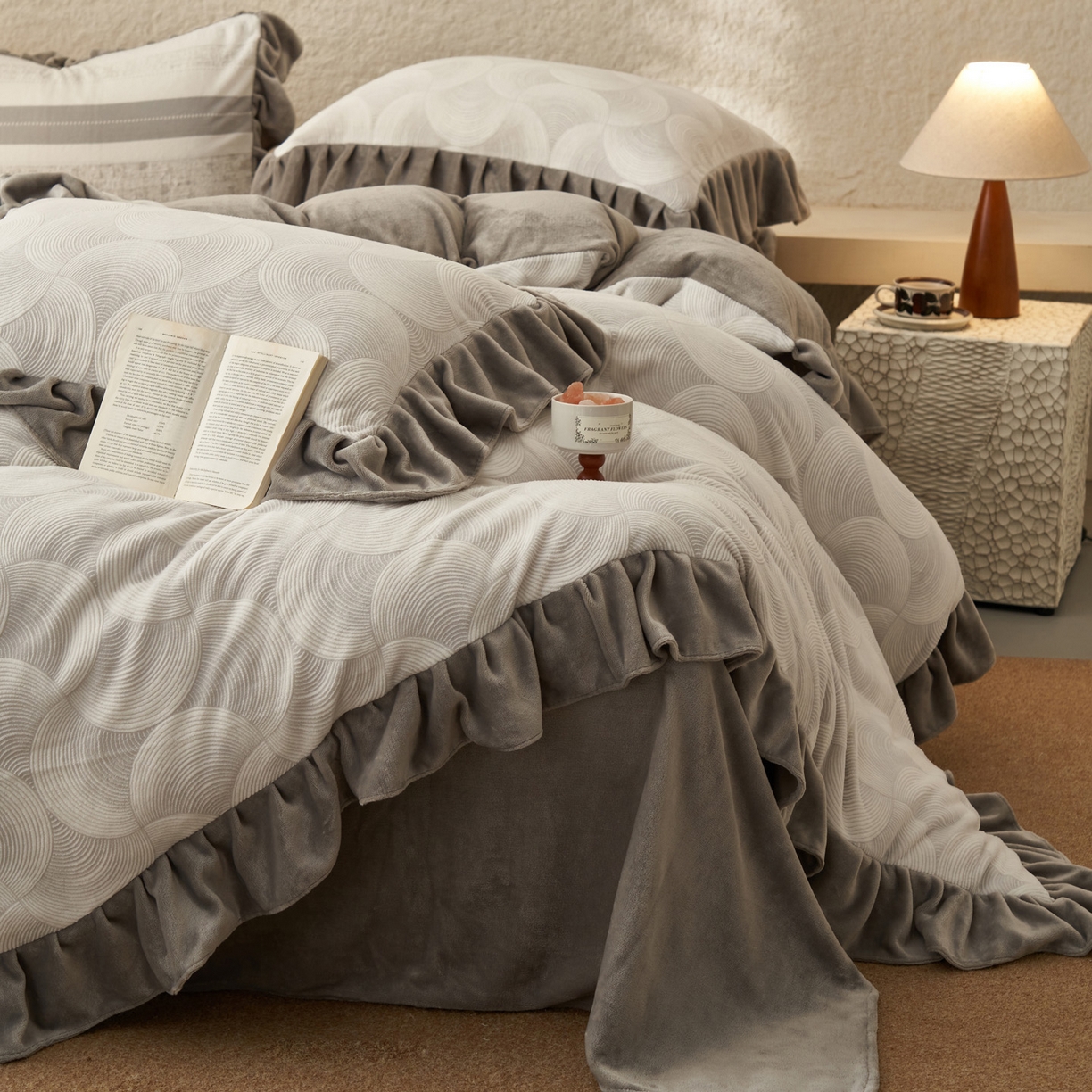 91家纺网 家纺一手货源 找家纺 早晨家纺 2025新款高克重牛奶绒烂花四件套 圈语眠