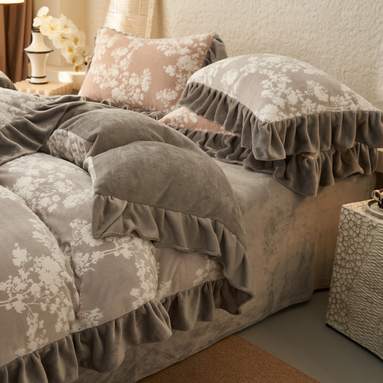 91家纺网 家纺一手货源 找家纺 早晨家纺 2025新款高克重牛奶绒烂花四件套 花眠灰