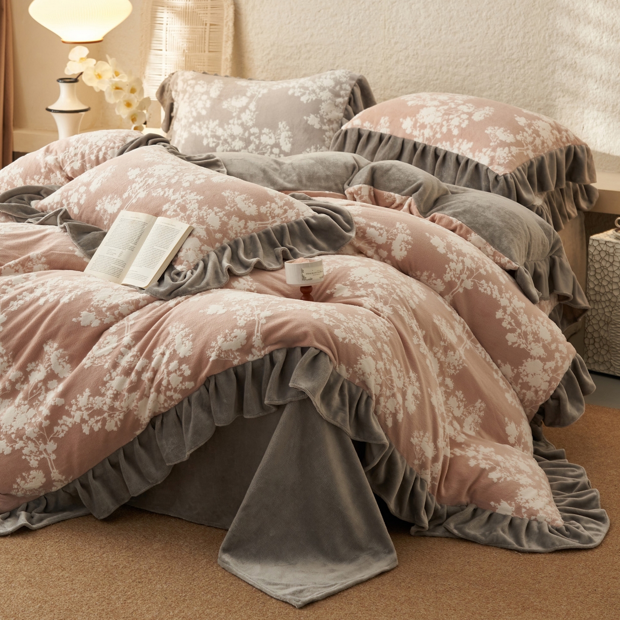 91家纺网 家纺一手货源 找家纺 早晨家纺 2025新款高克重牛奶绒烂花四件套 粉花眠