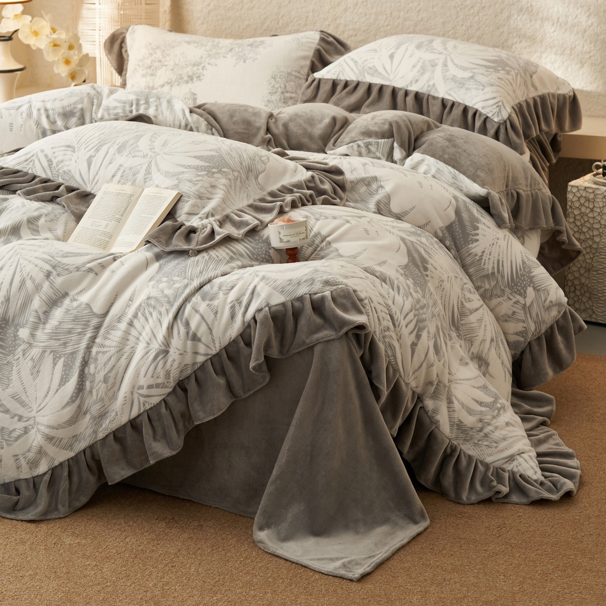 91家纺网 家纺一手货源 找家纺 早晨家纺 2025新款高克重牛奶绒烂花四件套 叶语灰