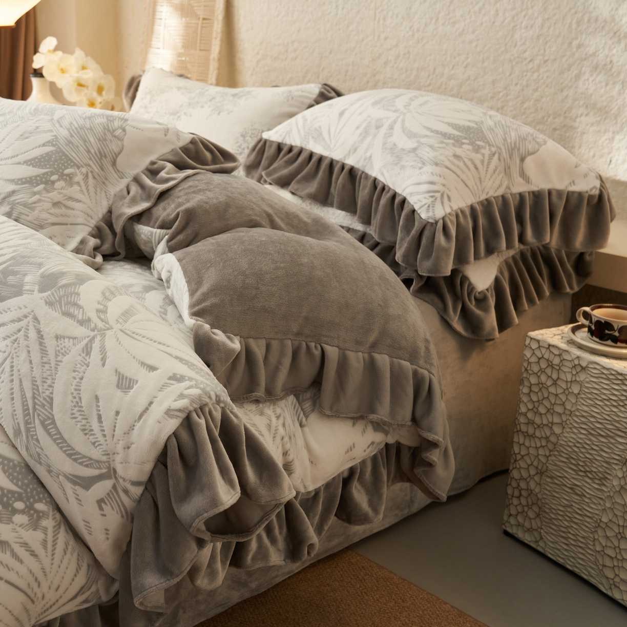 91家纺网 家纺一手货源 找家纺 早晨家纺 2025新款高克重牛奶绒烂花四件套 叶语灰