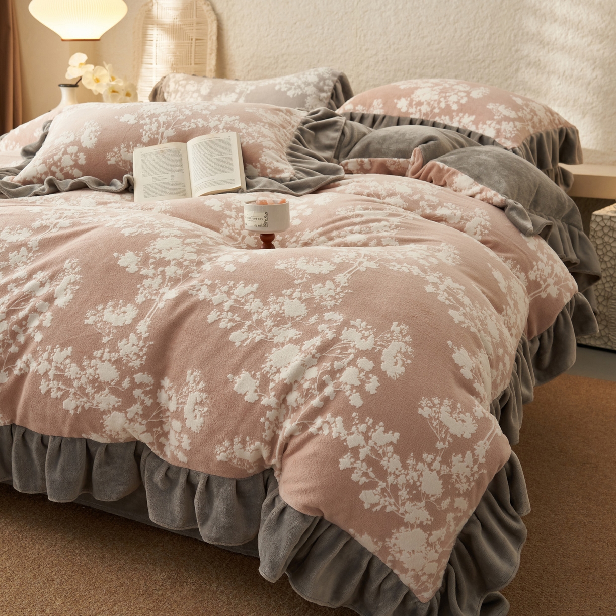 91家纺网 家纺一手货源 找家纺 早晨家纺 2025新款高克重牛奶绒烂花四件套 粉花眠