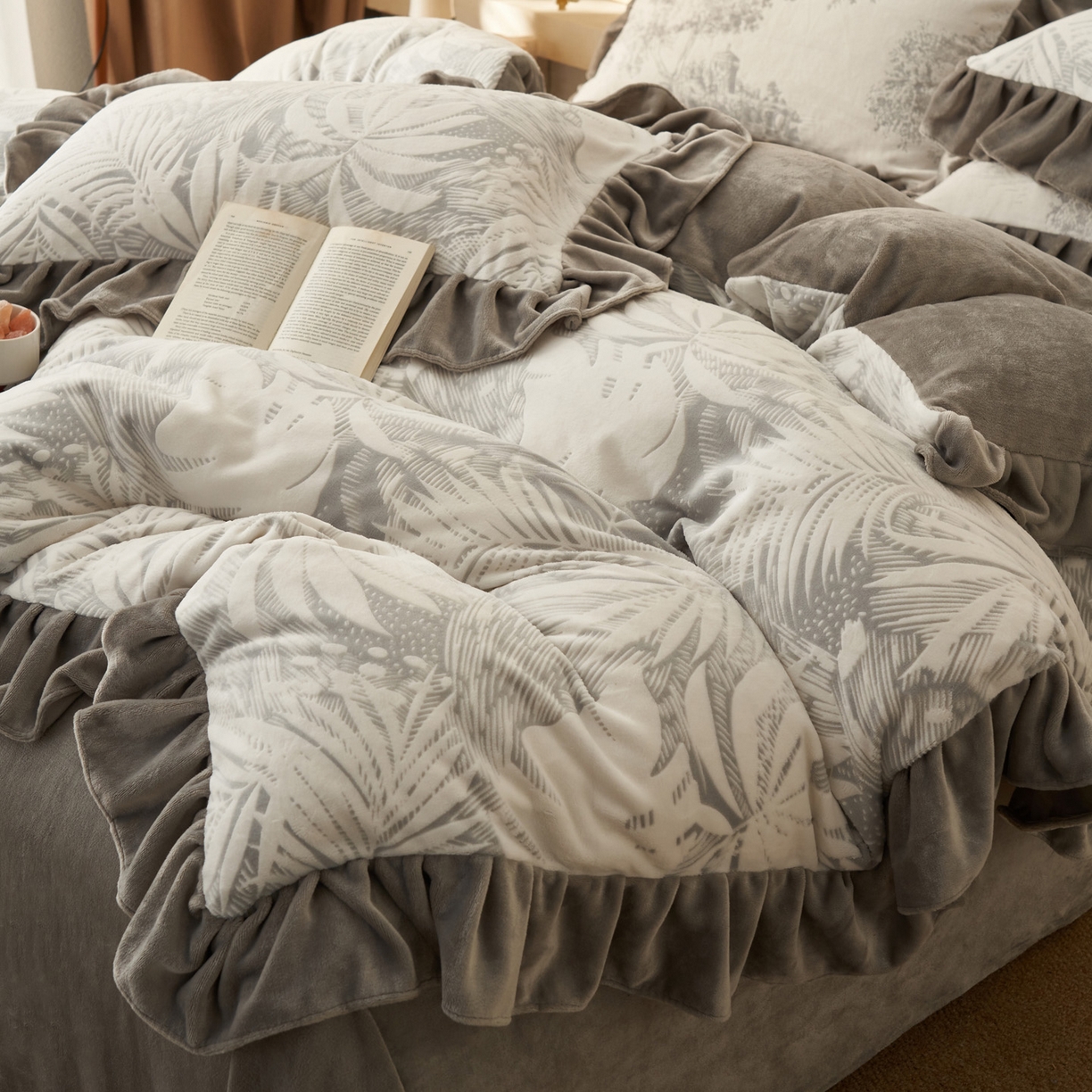 91家纺网 家纺一手货源 找家纺 早晨家纺 2025新款高克重牛奶绒烂花四件套 叶语灰