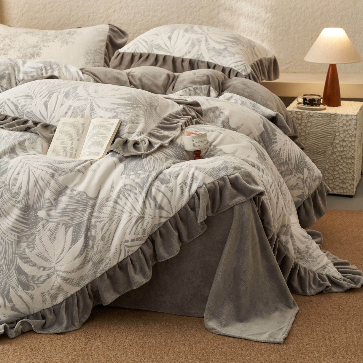 91家纺网 家纺一手货源 找家纺 早晨家纺 2025新款高克重牛奶绒烂花四件套 叶语灰