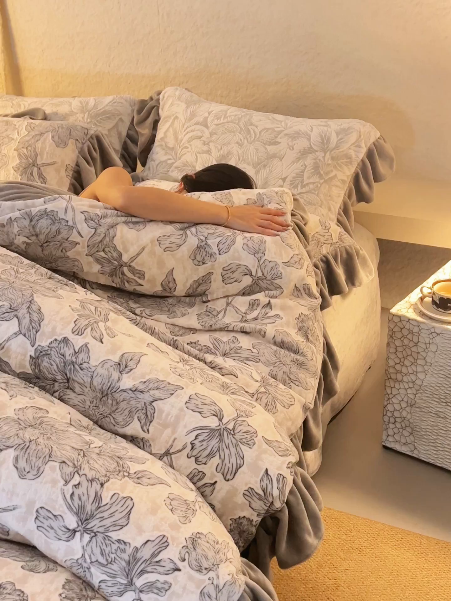 91家纺网 家纺一手货源 找家纺 早晨家纺 2025新款高克重牛奶绒烂花四件套 素花漫庭