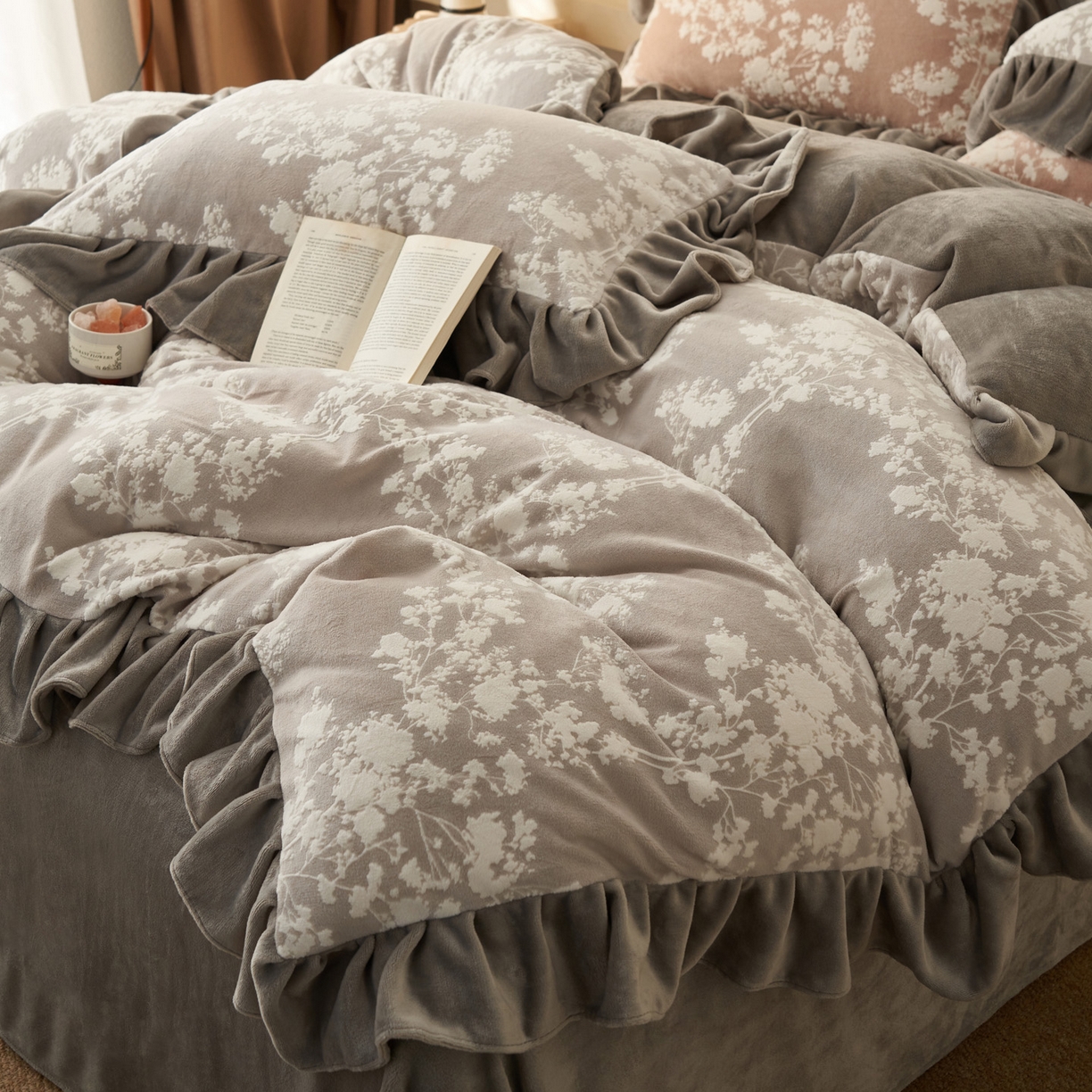 91家纺网 家纺一手货源 找家纺 早晨家纺 2025新款高克重牛奶绒烂花四件套 花眠灰