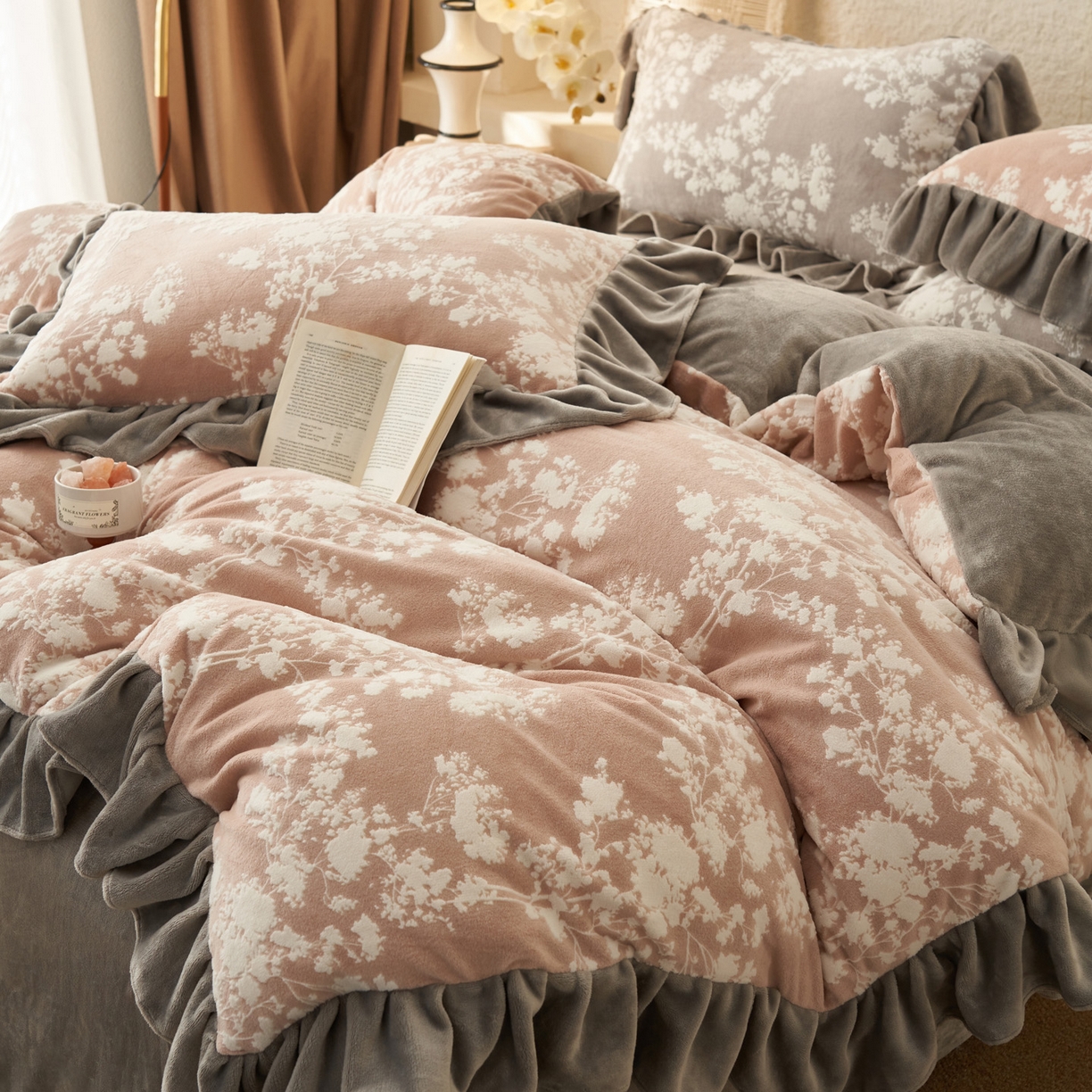 91家纺网 家纺一手货源 找家纺 早晨家纺 2025新款高克重牛奶绒烂花四件套 粉花眠