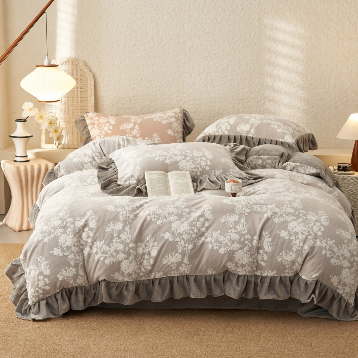 91家纺网 家纺一手货源 找家纺 早晨家纺 2025新款高克重牛奶绒烂花四件套 花眠灰