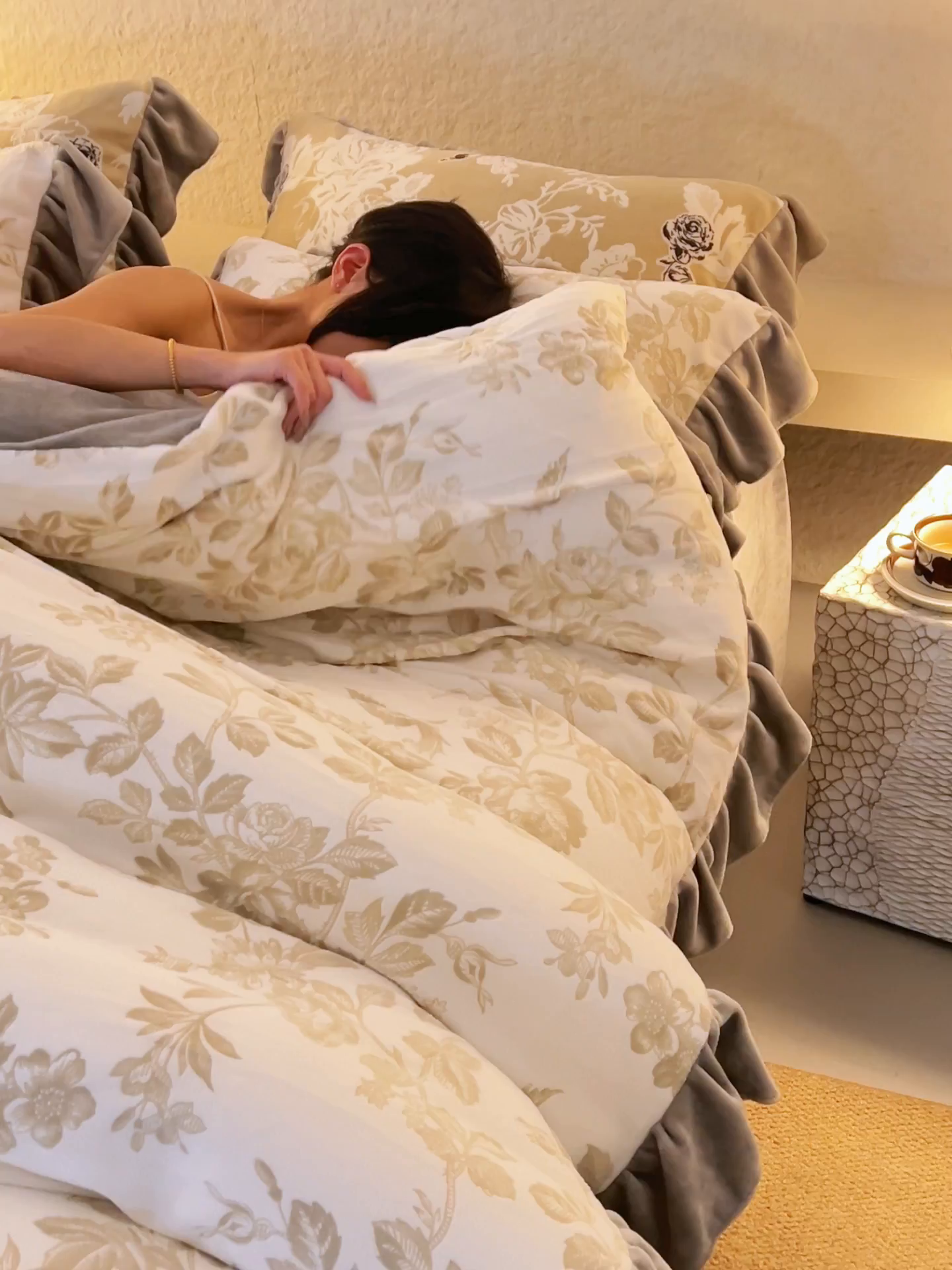 91家纺网 家纺一手货源 找家纺 早晨家纺 2025新款高克重牛奶绒烂花四件套 金叶漫