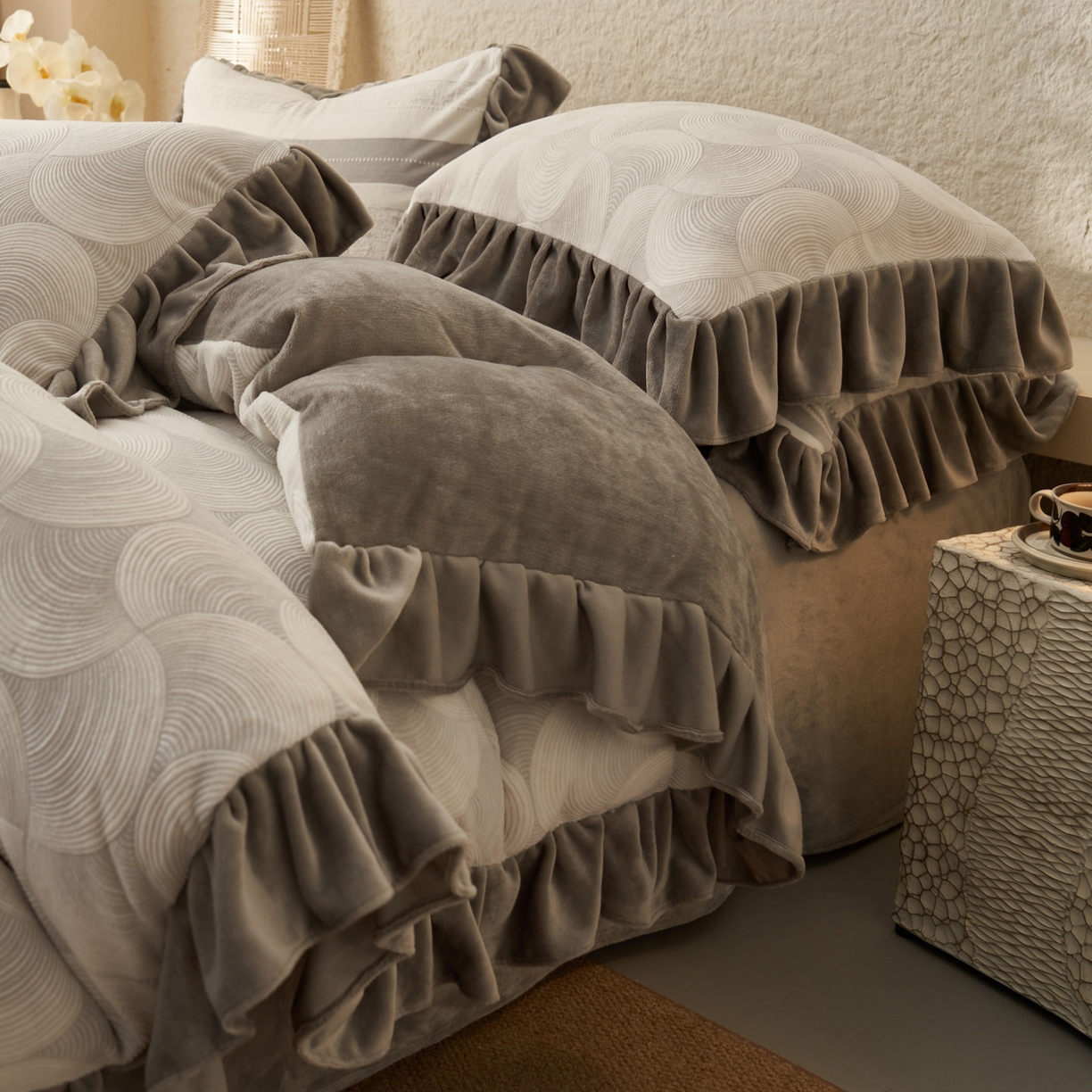 91家纺网 家纺一手货源 找家纺 早晨家纺 2025新款高克重牛奶绒烂花四件套 圈语眠