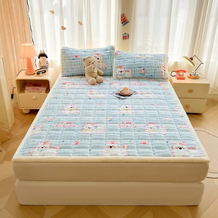 91家纺网 家纺一手货源 找家纺 梵朴 2025新款牛奶绒泡泡兔毛绒床垫学生宿舍床褥子床护垫大床款印花系列 音乐狗蓝