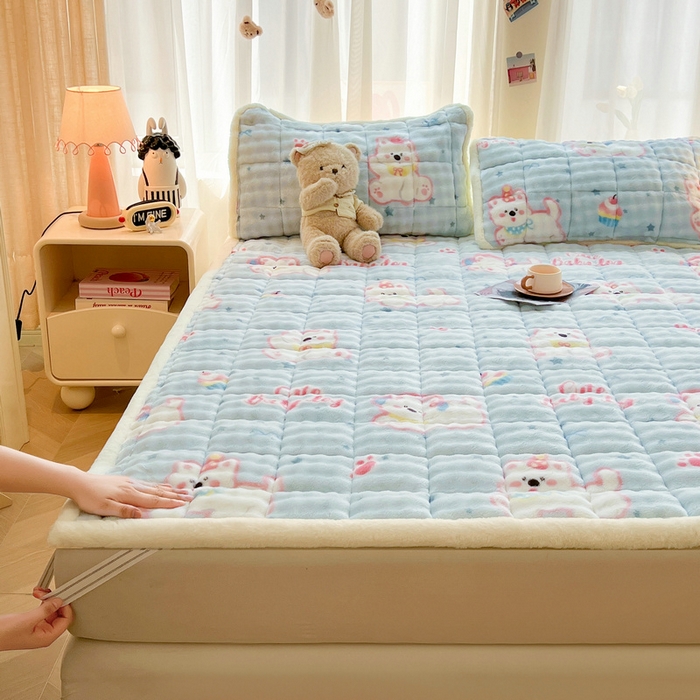 91家纺网 家纺一手货源 找家纺 梵朴 2025新款牛奶绒泡泡兔毛绒床垫学生宿舍床褥子床护垫大床款印花系列 音乐狗蓝