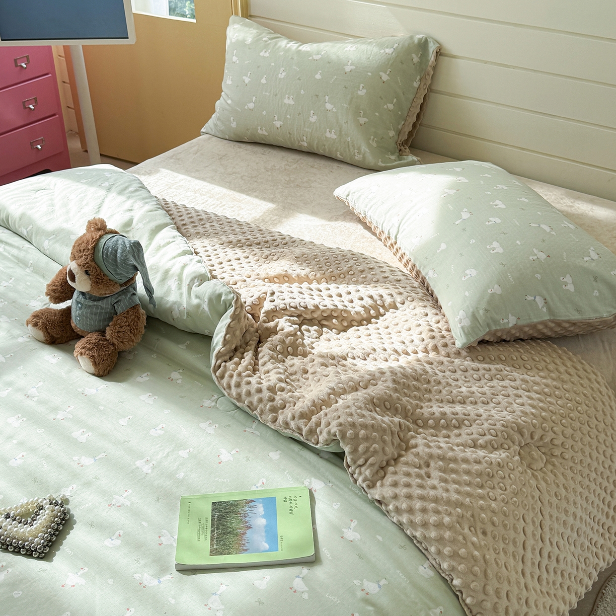 91家纺网 家纺一手货源 找家纺 麦伦家居 2025新款全棉双层纱3D豆豆被系列被子被芯（可配四件套） 快乐鸭