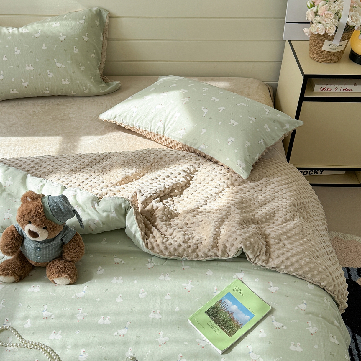 91家纺网 家纺一手货源 找家纺 麦伦家居 2025新款全棉双层纱3D豆豆被系列被子被芯（可配四件套） 快乐鸭