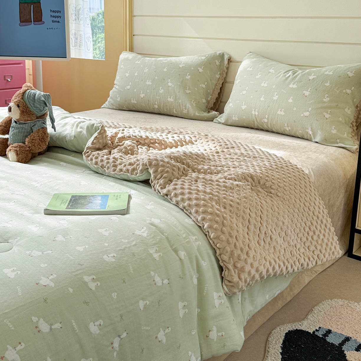 91家纺网 家纺一手货源 找家纺 麦伦家居 2025新款全棉双层纱3D豆豆被系列被子被芯（可配四件套） 快乐鸭