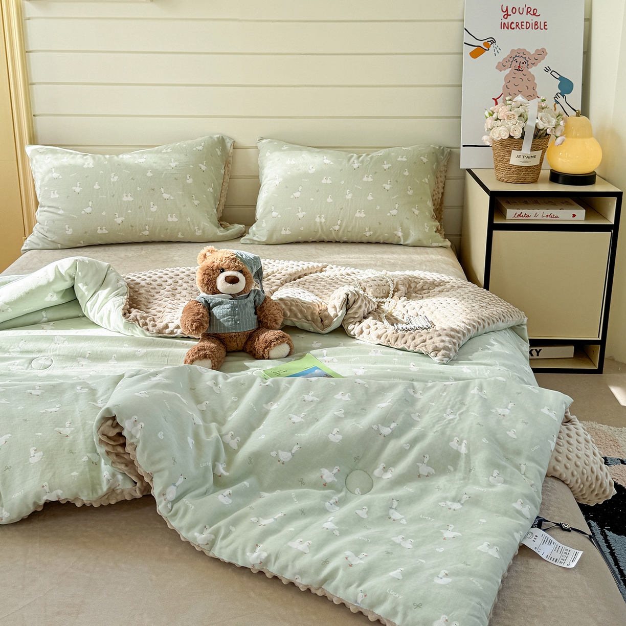 91家纺网 家纺一手货源 找家纺 麦伦家居 2025新款全棉双层纱3D豆豆被系列被子被芯（可配四件套） 快乐鸭
