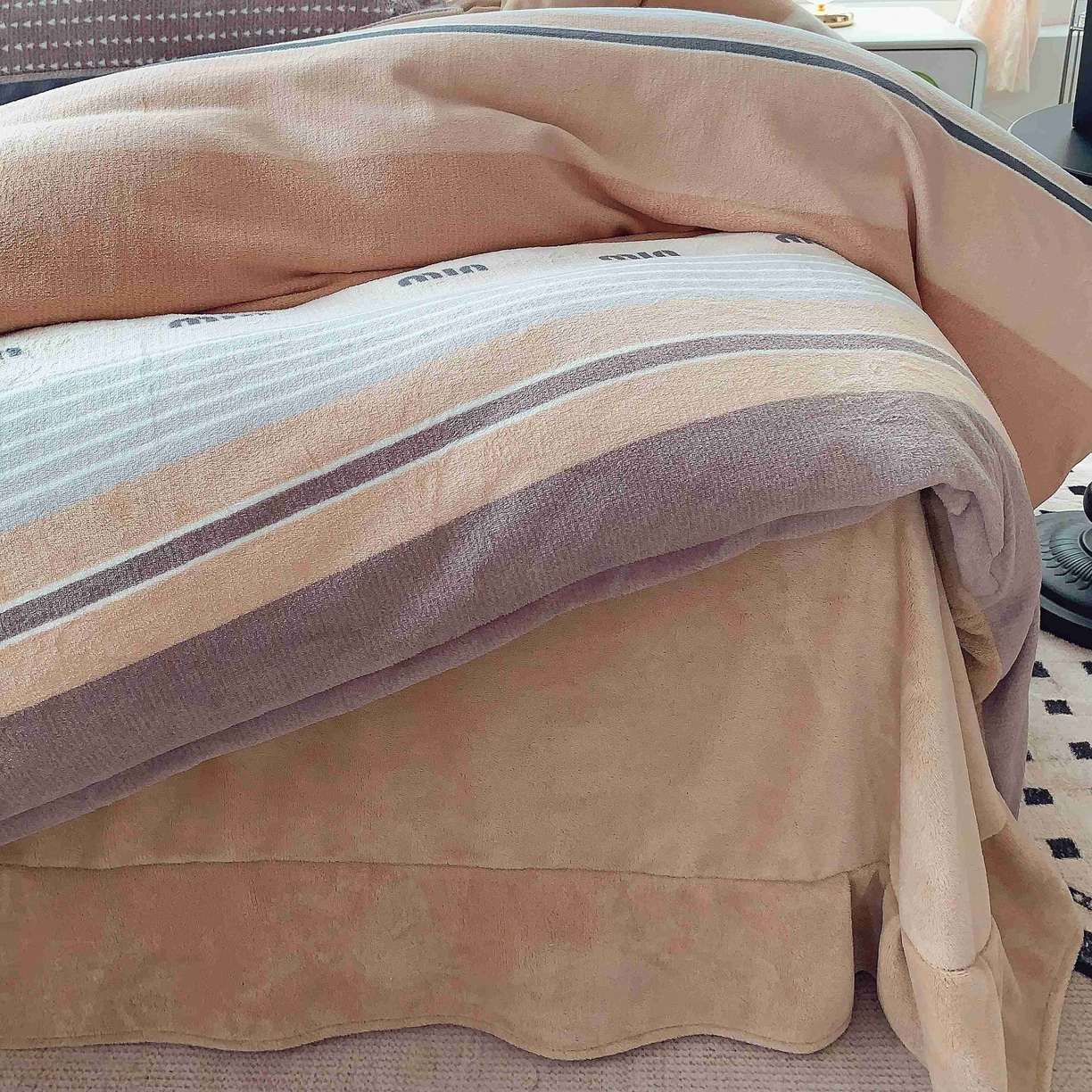 91家纺网 家纺一手货源 找家纺 莱豫家纺 2025新款加厚牛奶绒三件套四件套保暖不静电 米兰风尚