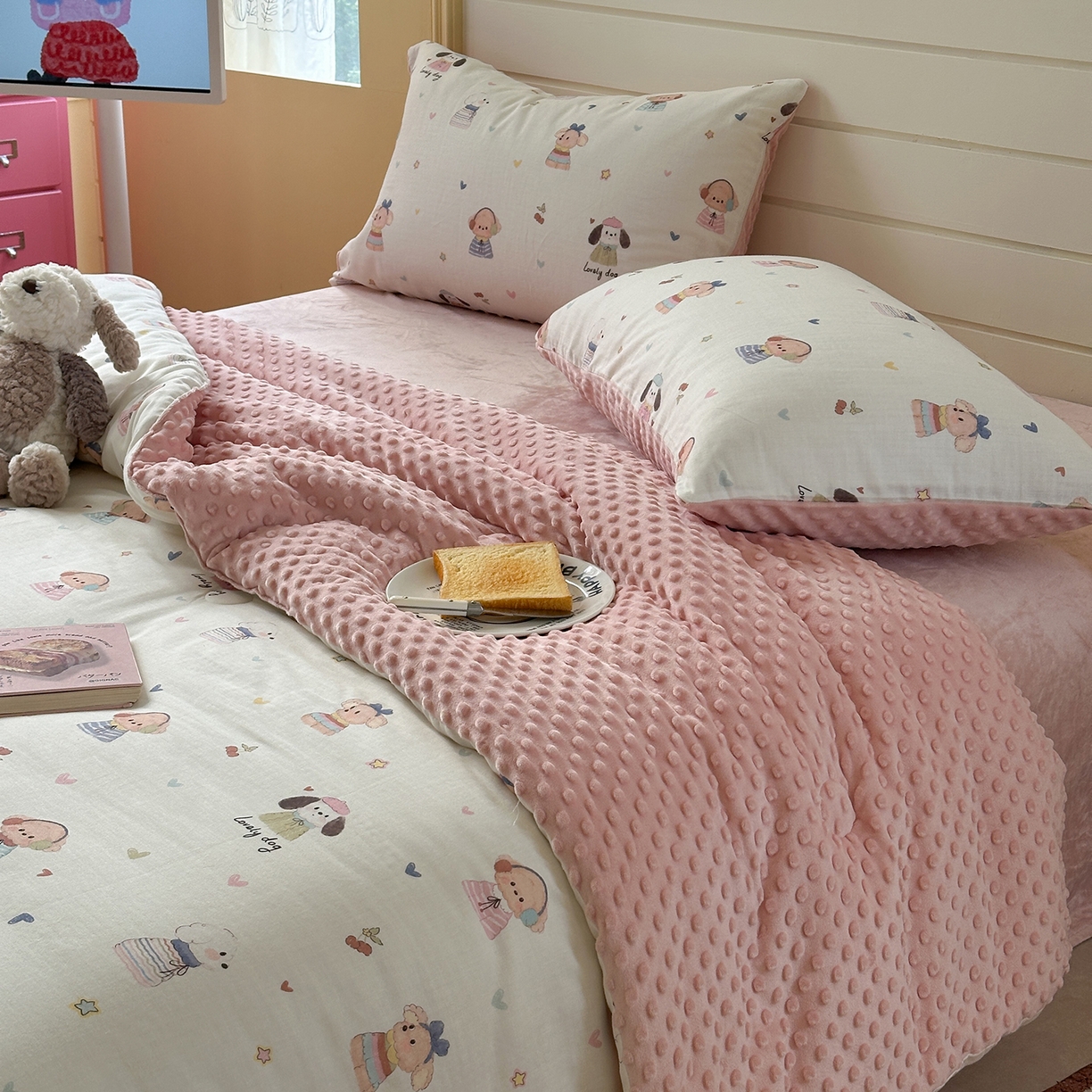 91家纺网 家纺一手货源 找家纺 麦伦家居 2025新款全棉双层纱3D豆豆被系列被子被芯（可配四件套） 快乐小狗