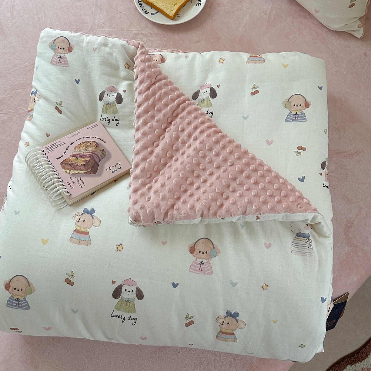 91家纺网 家纺一手货源 找家纺 麦伦家居 2025新款全棉双层纱3D豆豆被系列被子被芯（可配四件套） 快乐小狗