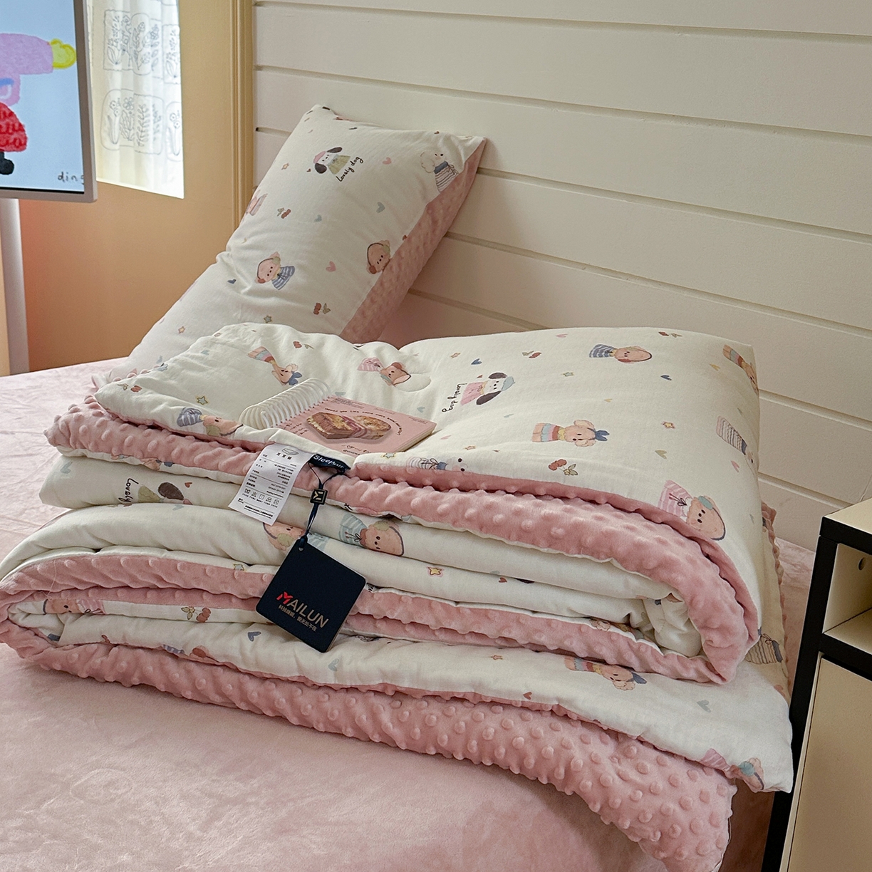 91家纺网 家纺一手货源 找家纺 麦伦家居 2025新款全棉双层纱3D豆豆被系列被子被芯（可配四件套） 快乐小狗