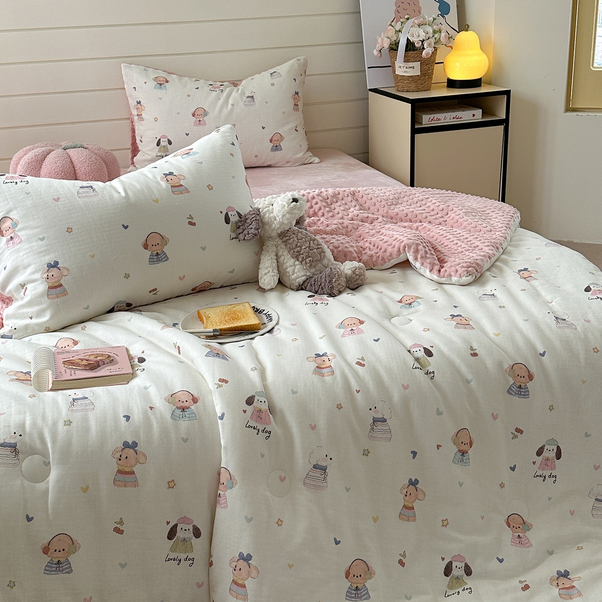 91家纺网 家纺一手货源 找家纺 麦伦家居 2025新款全棉双层纱3D豆豆被系列被子被芯（可配四件套） 快乐小狗