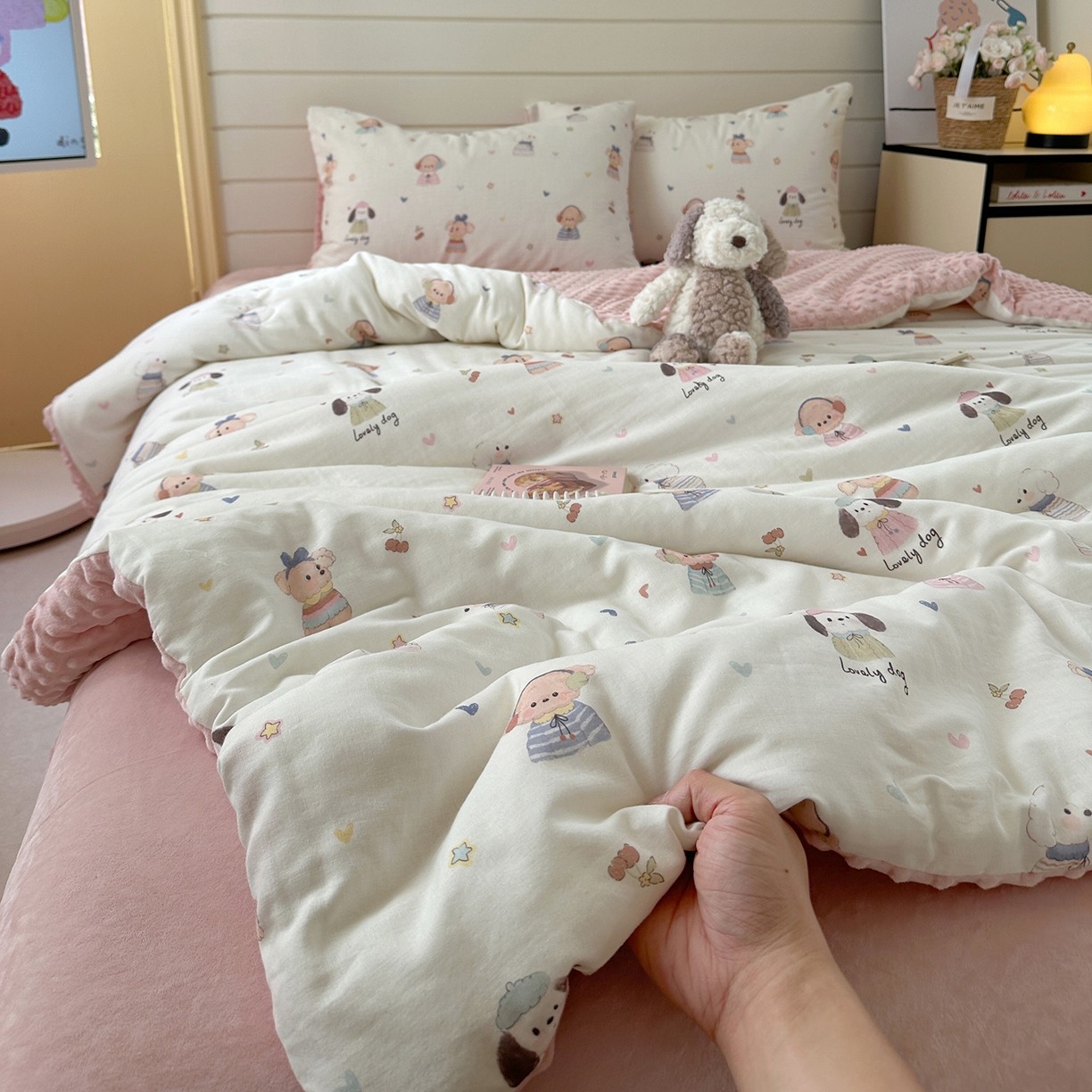 91家纺网 家纺一手货源 找家纺 麦伦家居 2025新款全棉双层纱3D豆豆被系列被子被芯（可配四件套） 快乐小狗