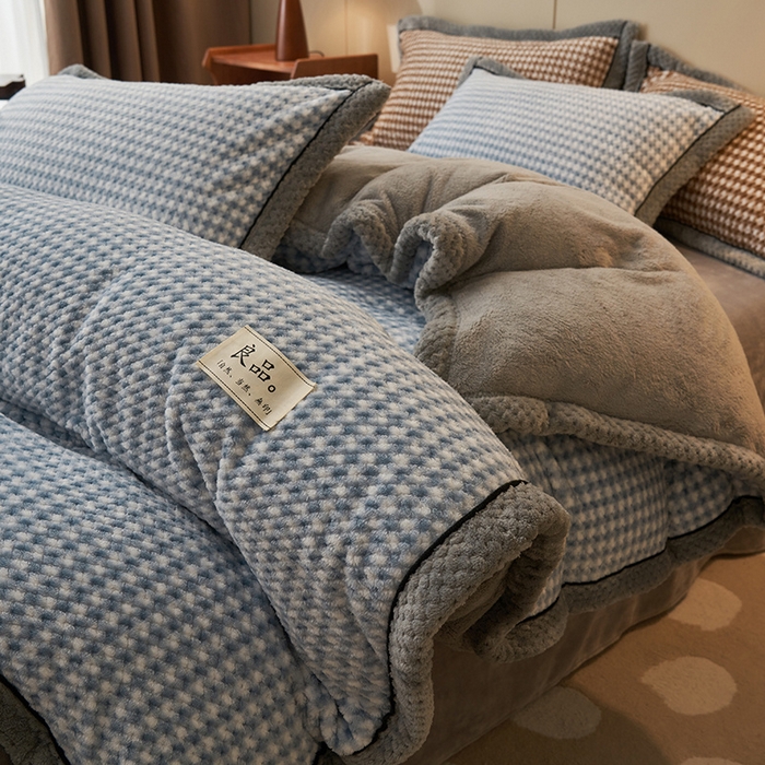 91家纺网 家纺一手货源 找家纺 早晨家纺 2025新款豆豆款菠萝格提花四件套 豆豆绒-小格蓝