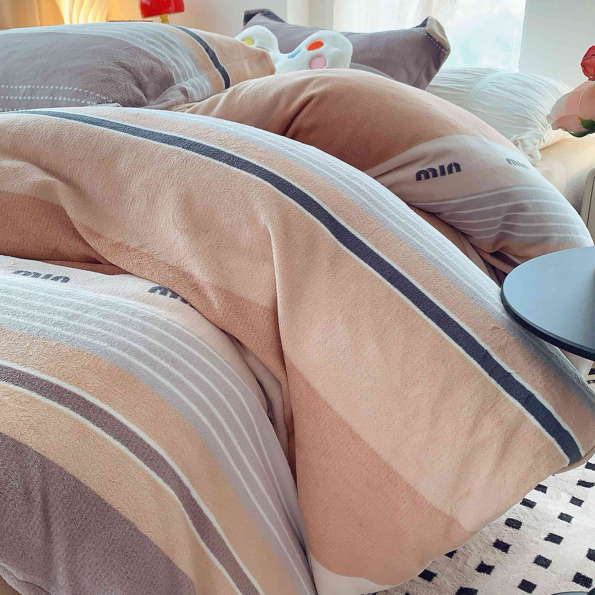 91家纺网 家纺一手货源 找家纺 莱豫家纺 2025新款加厚牛奶绒三件套四件套保暖不静电 米兰风尚