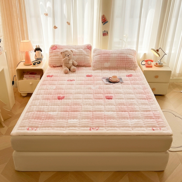 91家纺网 家纺一手货源 找家纺 梵朴 2025新款牛奶绒泡泡兔毛绒床垫学生宿舍床褥子床护垫大床款印花系列 云纹爱心粉