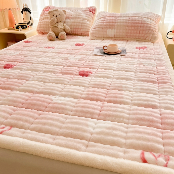 91家纺网 家纺一手货源 找家纺 梵朴 2025新款牛奶绒泡泡兔毛绒床垫学生宿舍床褥子床护垫大床款印花系列 云纹爱心粉