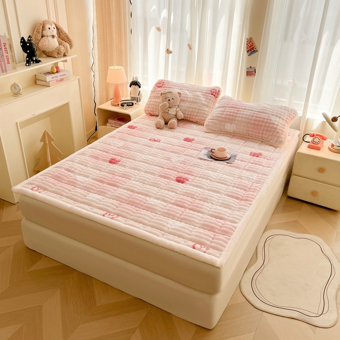 91家纺网 家纺一手货源 找家纺 梵朴 2025新款牛奶绒泡泡兔毛绒床垫学生宿舍床褥子床护垫大床款印花系列 云纹爱心粉