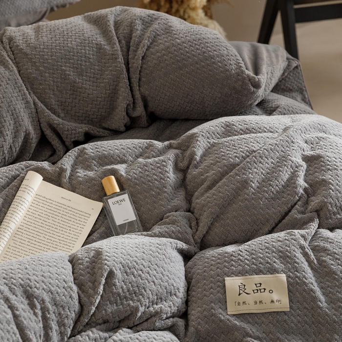 91家纺网 家纺一手货源 找家纺 早晨家纺 2025新款波浪款牛奶绒提花四件套 波浪-浅灰