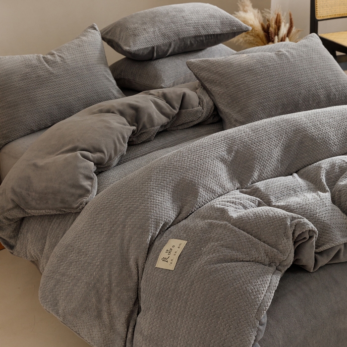 91家纺网 家纺一手货源 找家纺 早晨家纺 2025新款波浪款牛奶绒提花四件套 波浪-浅灰