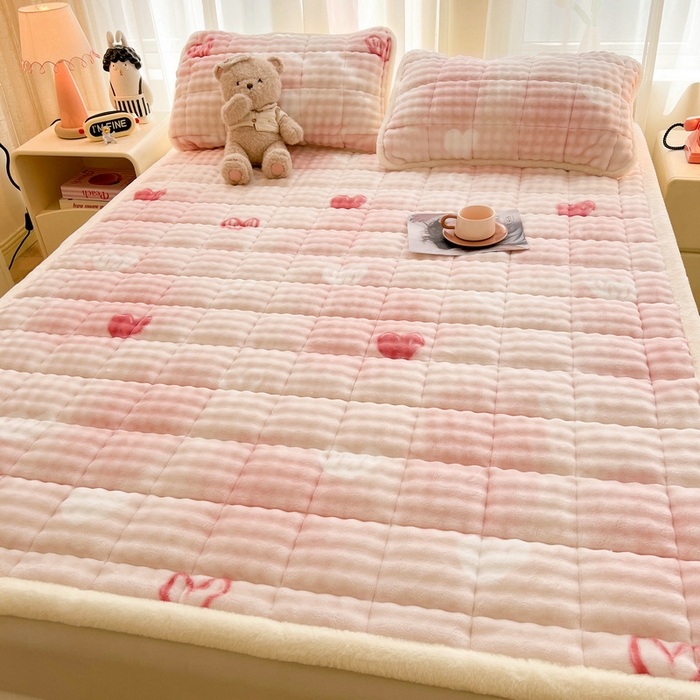 91家纺网 家纺一手货源 找家纺 梵朴 2025新款牛奶绒泡泡兔毛绒床垫学生宿舍床褥子床护垫大床款印花系列 云纹爱心粉