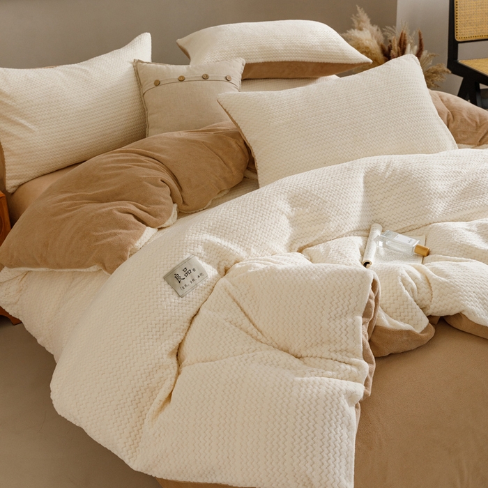 91家纺网 家纺一手货源 找家纺 早晨家纺 2025新款波浪款牛奶绒提花四件套 波浪-奶昔白