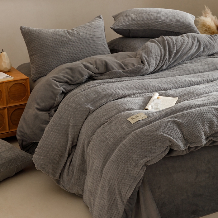 91家纺网 家纺一手货源 找家纺 早晨家纺 2025新款波浪款牛奶绒提花四件套 波浪-浅灰