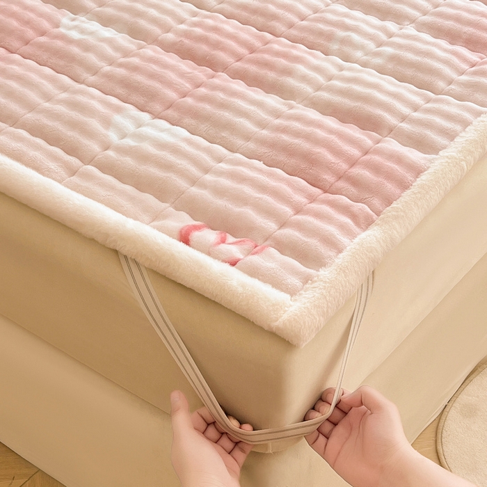 91家纺网 家纺一手货源 找家纺 梵朴 2025新款牛奶绒泡泡兔毛绒床垫学生宿舍床褥子床护垫大床款印花系列 云纹爱心粉