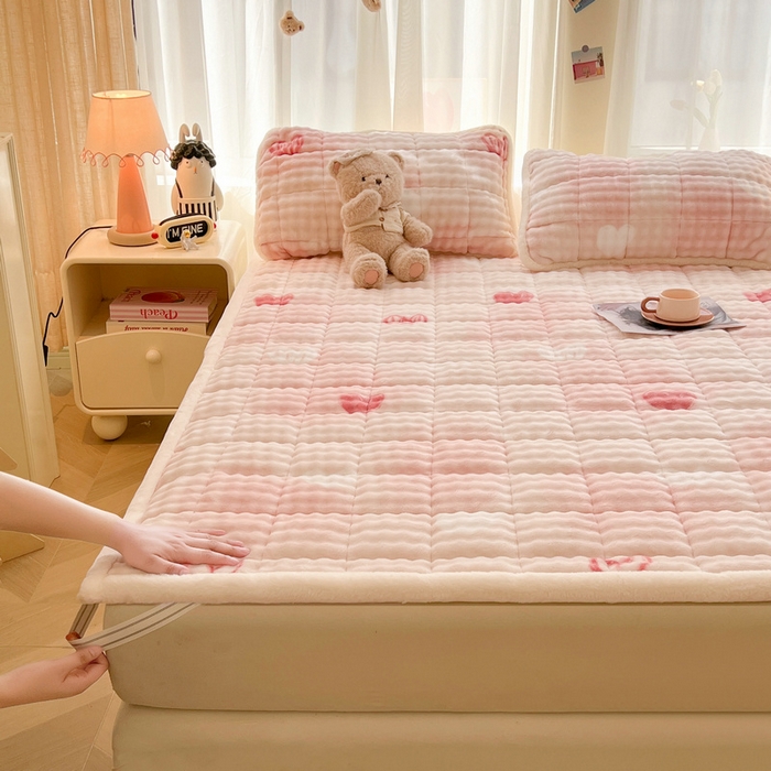 91家纺网 家纺一手货源 找家纺 梵朴 2025新款牛奶绒泡泡兔毛绒床垫学生宿舍床褥子床护垫大床款印花系列 云纹爱心粉