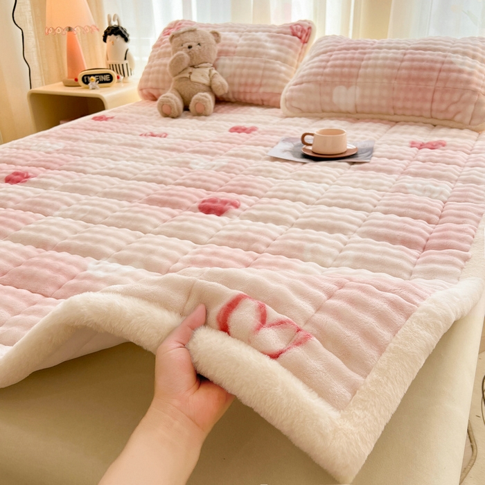 91家纺网 家纺一手货源 找家纺 梵朴 2025新款牛奶绒泡泡兔毛绒床垫学生宿舍床褥子床护垫大床款印花系列 云纹爱心粉
