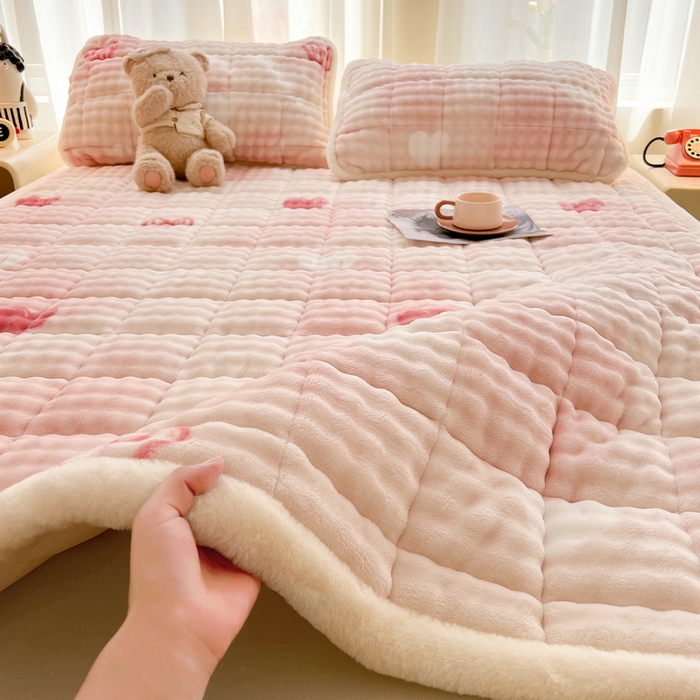 91家纺网 家纺一手货源 找家纺 梵朴 2025新款牛奶绒泡泡兔毛绒床垫学生宿舍床褥子床护垫大床款印花系列 云纹爱心粉