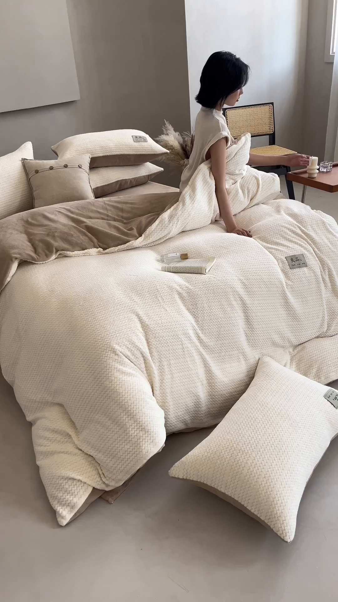 91家纺网 家纺一手货源 找家纺 早晨家纺 2025新款波浪款牛奶绒提花四件套 波浪-奶昔白