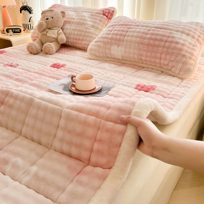 91家纺网 家纺一手货源 找家纺 梵朴 2025新款牛奶绒泡泡兔毛绒床垫学生宿舍床褥子床护垫大床款印花系列 云纹爱心粉