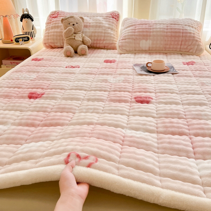 91家纺网 家纺一手货源 找家纺 梵朴 2025新款牛奶绒泡泡兔毛绒床垫学生宿舍床褥子床护垫大床款印花系列 云纹爱心粉