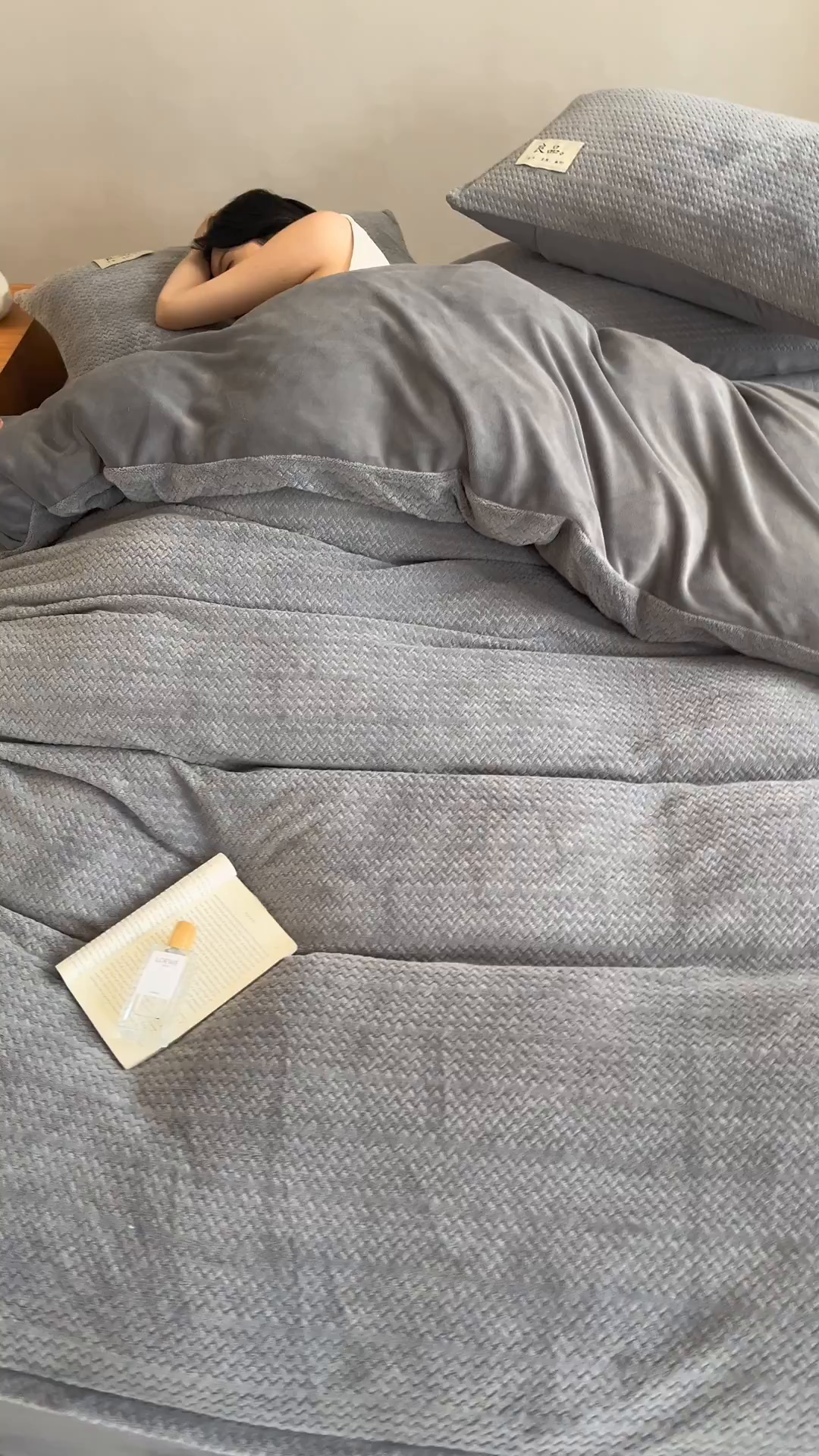 91家纺网 家纺一手货源 找家纺 早晨家纺 2025新款波浪款牛奶绒提花四件套 波浪-浅灰