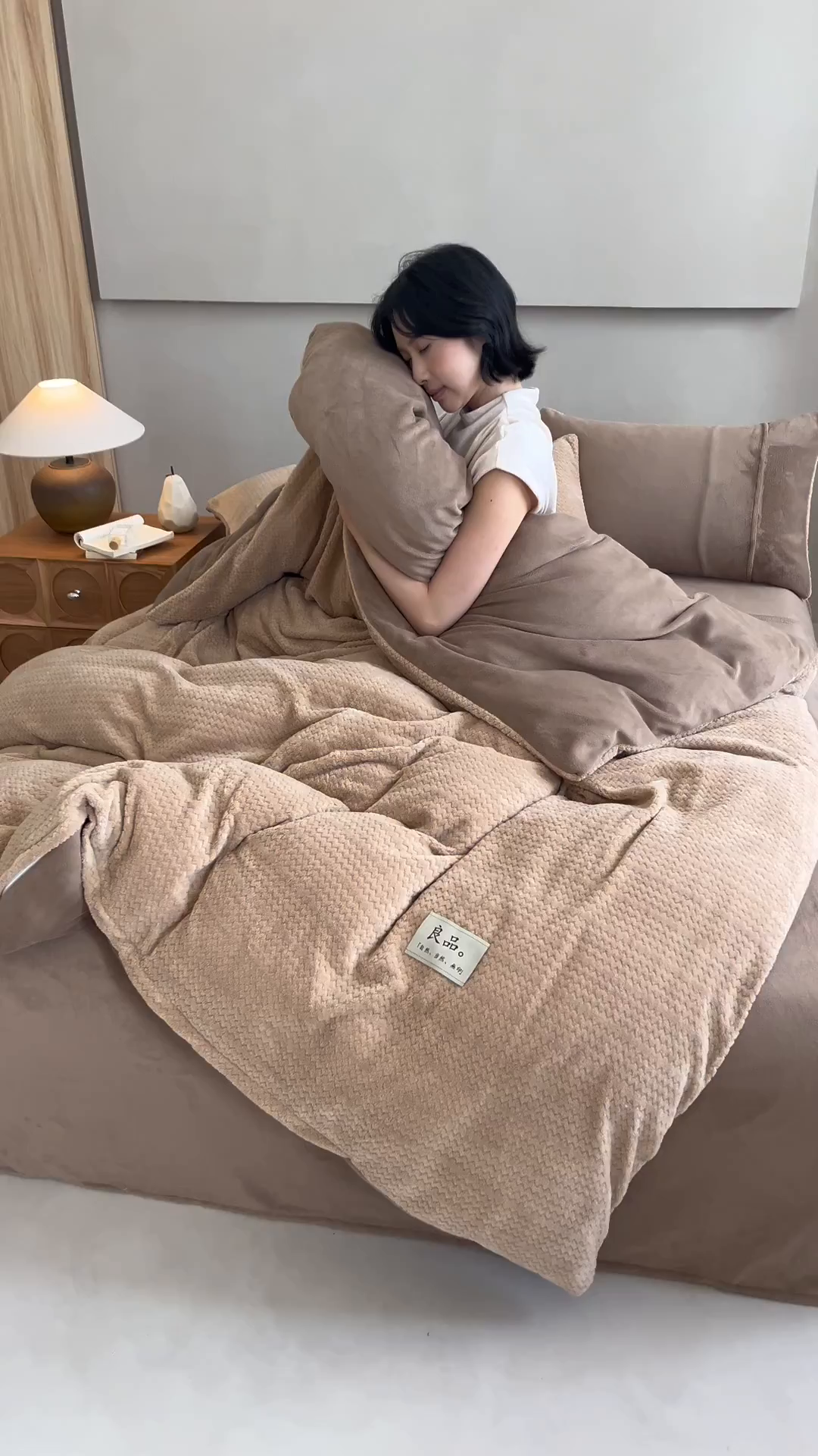 91家纺网 家纺一手货源 找家纺 早晨家纺 2025新款波浪款牛奶绒提花四件套 波浪-米驼