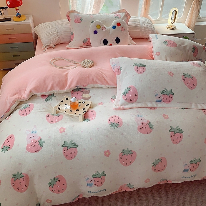 91家纺网 家纺一手货源 找家纺 莱豫家纺 2025新款加厚牛奶绒三件套四件套保暖不静电 奶油草莓