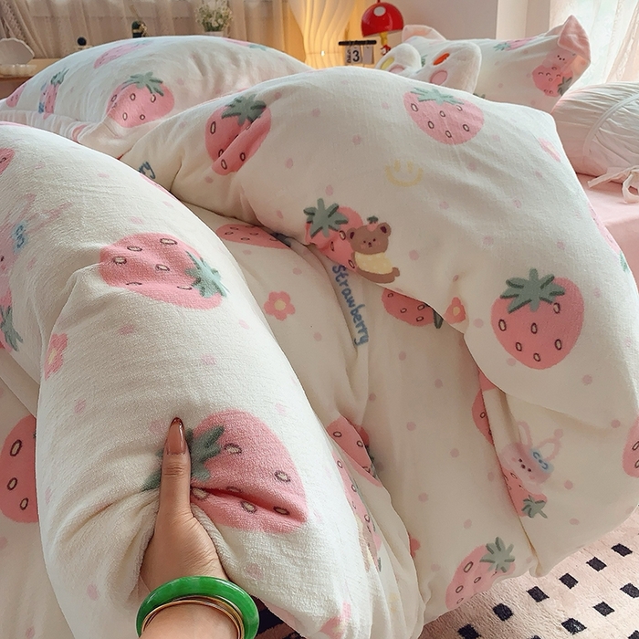 91家纺网 家纺一手货源 找家纺 莱豫家纺 2025新款加厚牛奶绒三件套四件套保暖不静电 奶油草莓